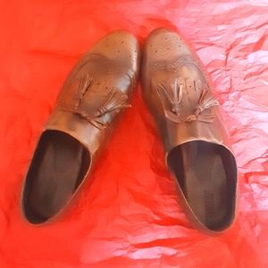 Born Fringe brown wing tip shoe. Size
